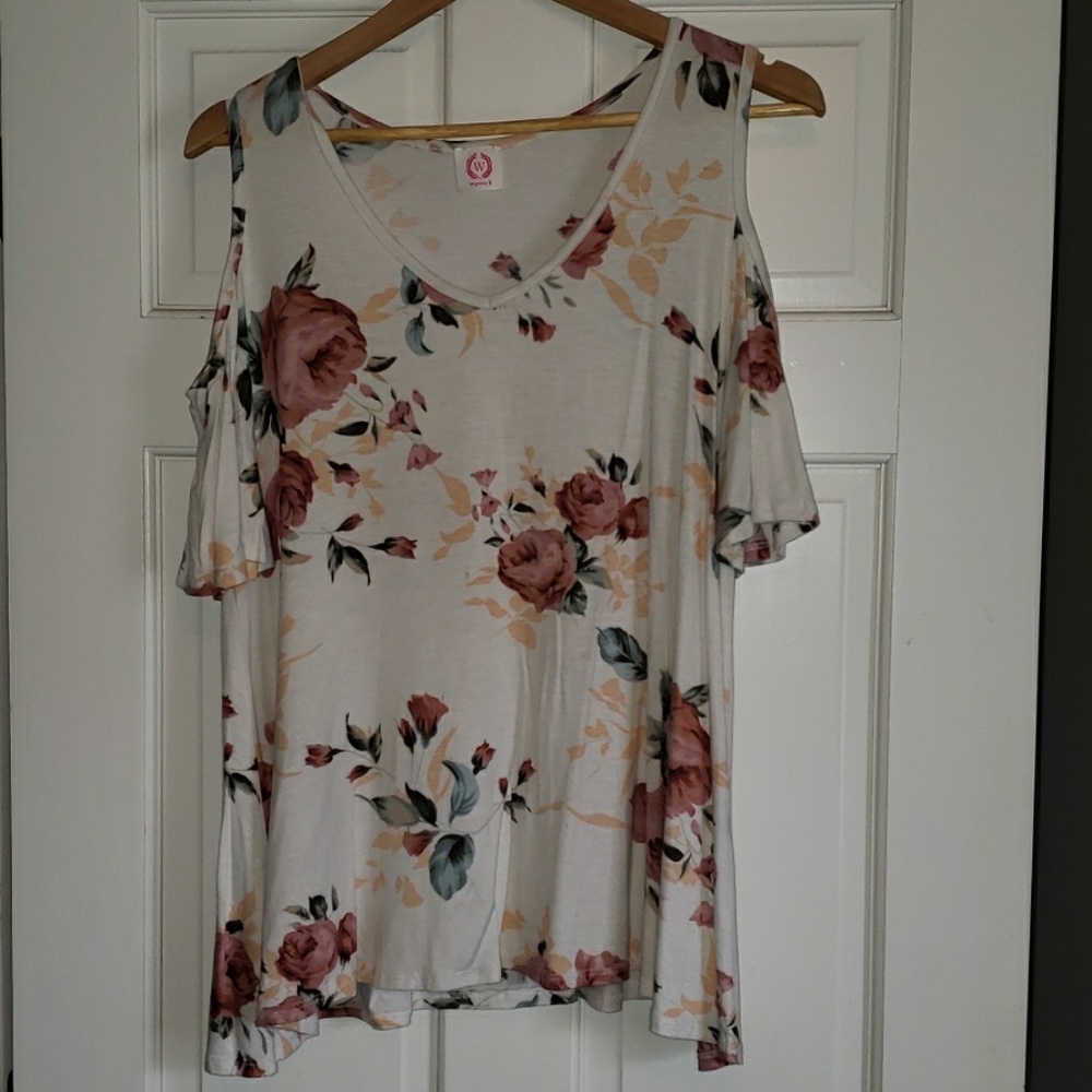 Cold shoulder tee
